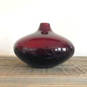 Ikea Ruby Red Modernist Johanna Jelinik Salong glass vase